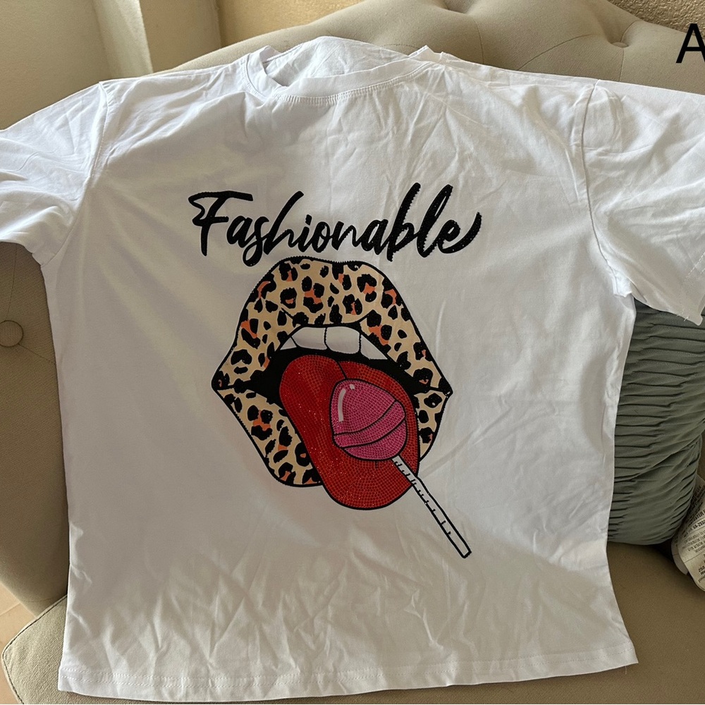 Fashionable Graphic Tee with Leopard Print Lips